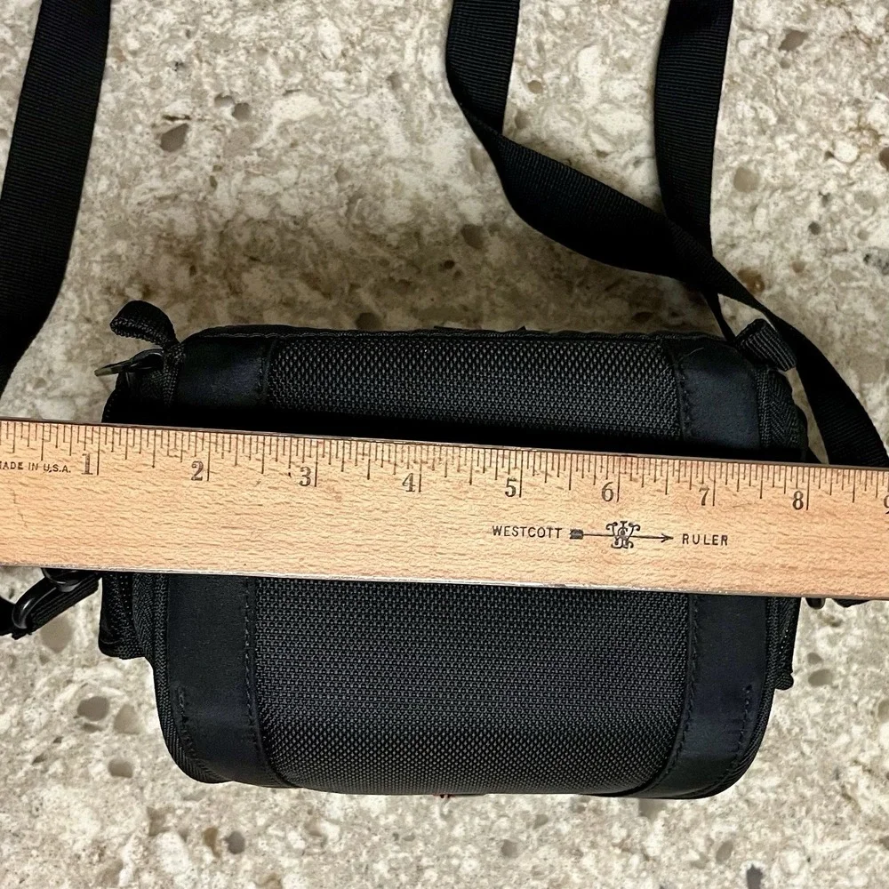 LowePro Edit 110 Black Camera Bag, Divider, Padded, Zipper, 5 Pockets